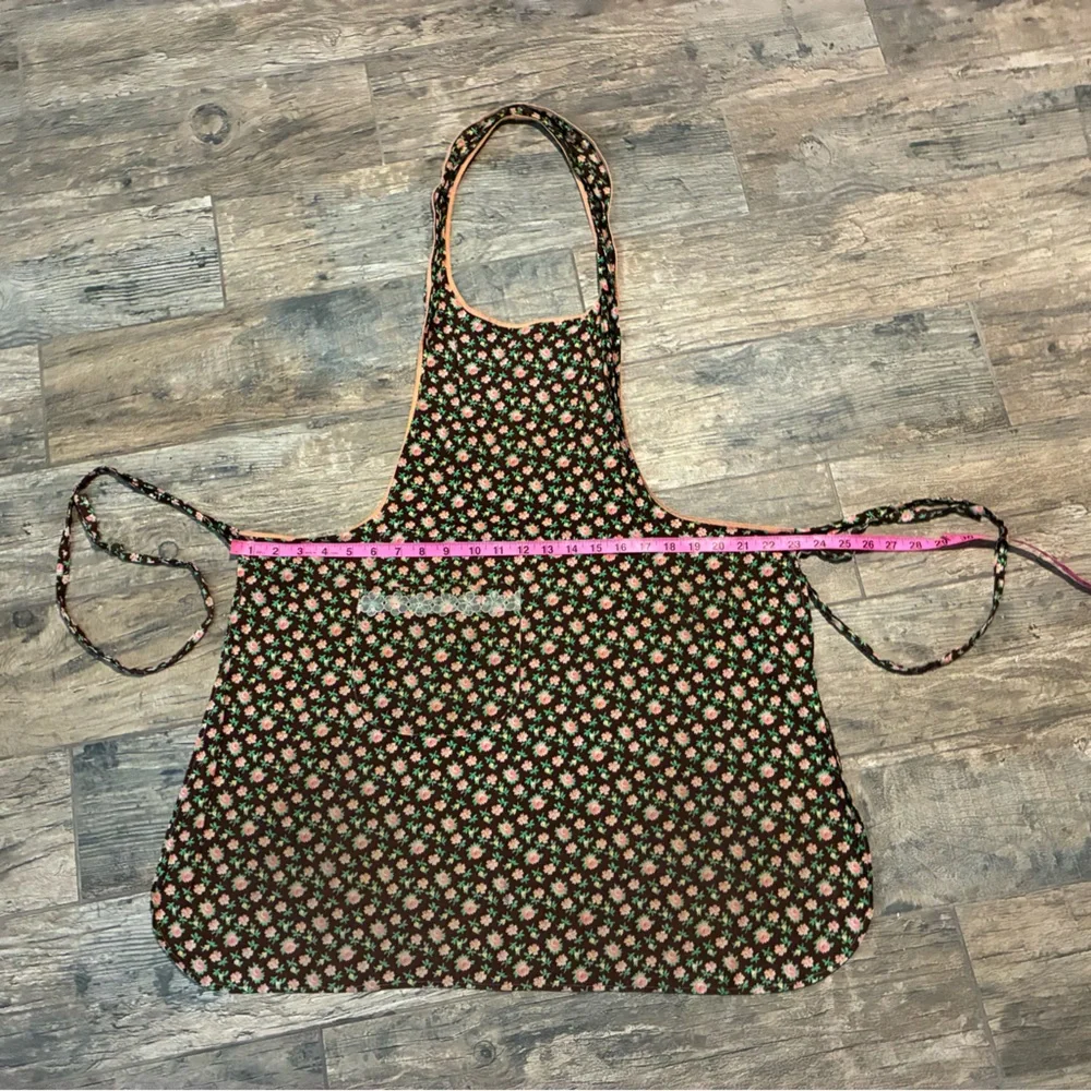 Adult floral apron with pocket